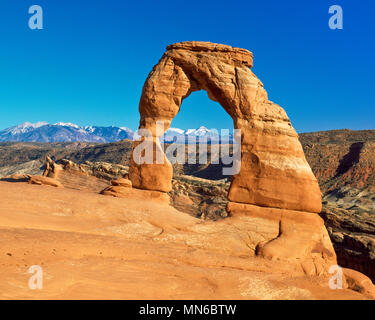 Zarte Arch im Arches National Park und La Sal Mountains in der Entfernung in der Nähe von Moab, Utah