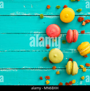 Bunte Kuchen von Mandeln Mehl mit Sahne macarons auf einem blauen Hintergrund Stockfoto