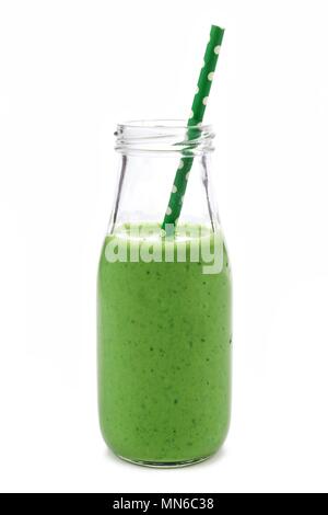 Grüne Smoothie in der milchflasche auf weißem Hintergrund Stockfoto