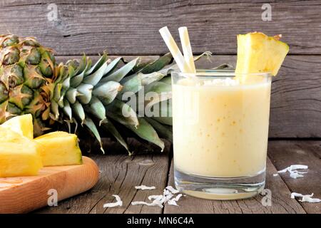 Gesunde Ananas Smoothie in Glas, Szene gegen ein altes Holz Hintergrund Stockfoto