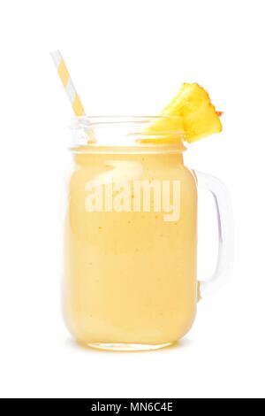 Ananas Smoothie in einem Marmeladenglas mit Stroh auf weißem Hintergrund Stockfoto