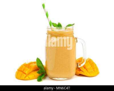 Mango coconut Smoothie in einem Marmeladenglas Glas mit Minze und Stroh isoliert auf weißem Stockfoto