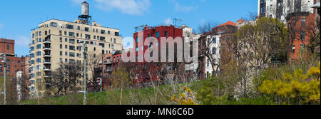 New York, USA - 29. April 2018: Brooklyn ist eine der Hauptattraktionen in New York mit seiner schönen und bunten Häusern und Gebäuden zu besuchen. Stockfoto