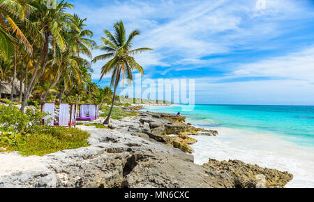 Strand Betten unter Palmen am Paradise Beach im Tropical Resort. Riviera Maya - karibische Küste in Tulum, Quintana Roo, Mexiko Stockfoto