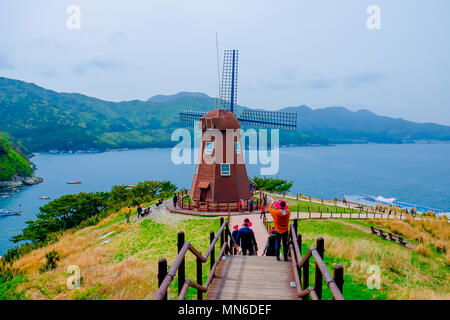 Windy Hill suchen Sie in Insel Geoje, Südkorea. Berühmten Ort der Insel Geoje. Luftaufnahme von Drone. Stockfoto