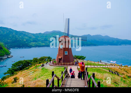 Windy Hill suchen Sie in Insel Geoje, Südkorea. Berühmten Ort der Insel Geoje. Luftaufnahme von Drone. Stockfoto