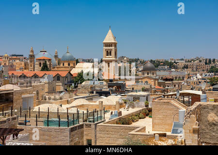 Kuppeln und Türmen, die unter typischen Gebäude aus Stein und Dächer unter blauem Himmel in der Altstadt von Jerusalem, Israel. Stockfoto