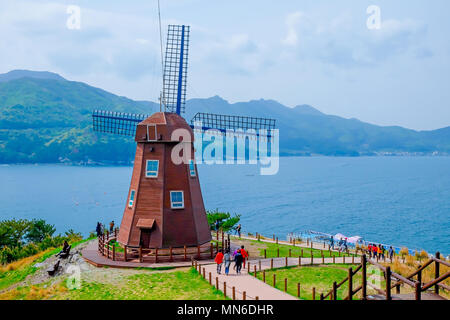 Windy Hill suchen Sie in Insel Geoje, Südkorea. Berühmten Ort der Insel Geoje. Luftaufnahme von Drone. Stockfoto