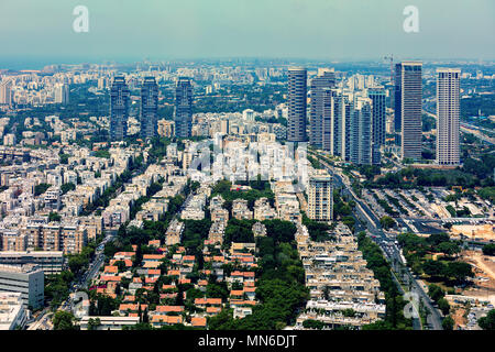 Luftaufnahme von Wohngebäuden und modernen Bürotürmen in Tel Aviv, Israel. Stockfoto