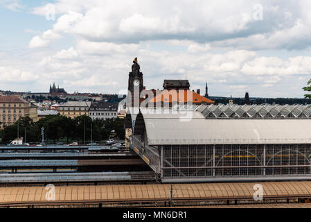 Hohe Betrachtungswinkel und der Bahnhof von Prag gegen Himmel und die Prager Burg Stockfoto