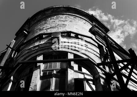 Antike Ruine mit Eisen Gerüst alte Textilfabrik in Lissabon Stockfoto