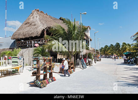 Strand mit Souvenirläden in Mahahual, Quintana Roo, Mexiko Stockfoto