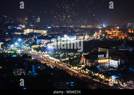 Floating lantern Ballons fliegen in der Nacht in Bangkok, New Year Festival 2006, Thailand. Stockfoto