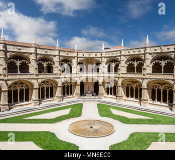 Lissabon, Portugal. Kreuzgang der Abtei Kloster Jeronimos oder Alias Santa Maria de Belém Kloster. UNESCO-Welterbe. Meisterwerk der manuelinischen Stockfoto