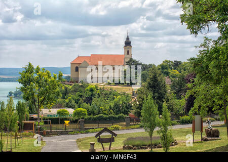 Blick von Echo Hill zu Benediktinerabtei Tihany am Plattensee in Ungarn. Stockfoto