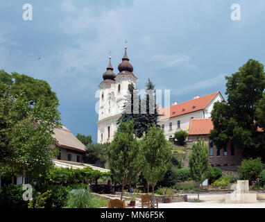 Blick auf die Benediktinerabtei Tihany am Plattensee in Ungarn. Stockfoto