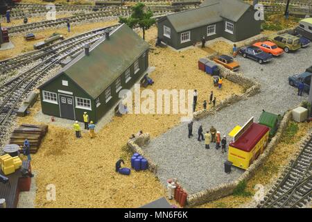 Eine Modelleisenbahn Rangierbahnhof auf eine Wüste Landschaft Stockfoto