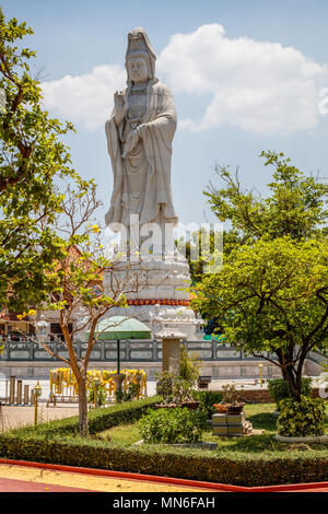 Statue von Guanyin (Chinesische Göttin der Barmherzigkeit) im chinesischen Stil buddhistischen Tempel Kuang Im-Kapelle in der Nähe der River Kwai, Kanchanaburi, Thailand. Bild vertikal. Stockfoto