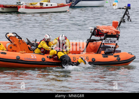 RYA drücken, um das Boot Tag bei Royal Cornwall Yacht Club. Mann über Bord Übung von der RNLI Stockfoto