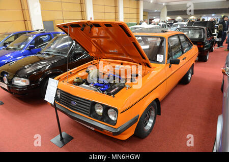 Orange Ford Escort RS2000 MK2 bei Shetland Classic Car Show mit der Motorhaube öffnen Stockfoto