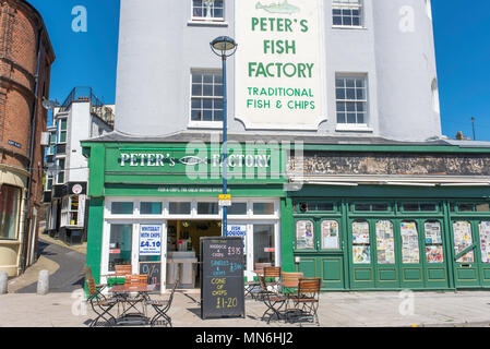 Peter's Fish Factory, einem traditionellen Fisch und Chip Shop an der Strandpromenade neben dem Hafen von Ramsgate, Kent. Stockfoto