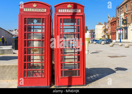 Traditionelle rote Telefonzellen an der Küste in Ramsgate, Kent, England, UK. Stockfoto