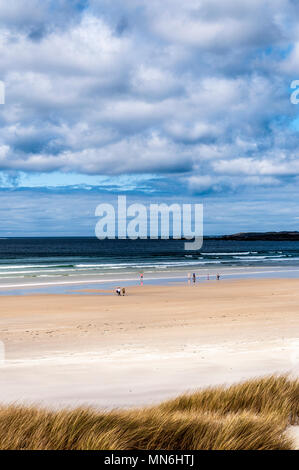 Walker blickt über den Atlantik Küste der Grafschaft Donegal, Irland Stockfoto