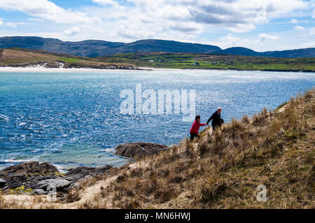 Walker blickt über den Atlantik Küste der Grafschaft Donegal, Irland Stockfoto