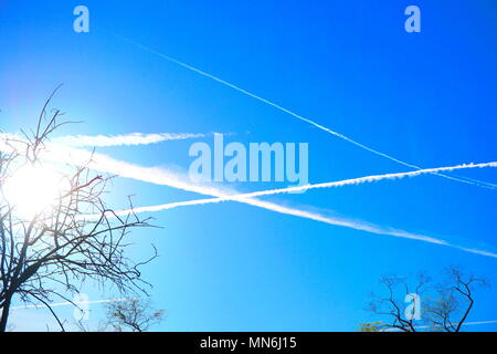 Jet-Auspuff, Chemtrail-Muster über der Silkstream PK in Edgware, London, England, U.K Stockfoto