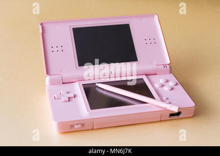 Ein rosa Nintendo DS Lite Spielekonsole von 2007, England, Vereinigtes Königreich Stockfoto