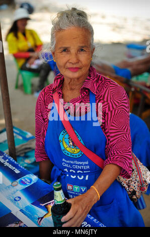 Thai Lady managing Strand Einheit für Liegestühle, Speisen und Getränke. Pattaya Thailand Stockfoto