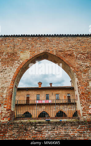 Abbiategrasso Schloss Visconti, in 1382 von Gian Galeazzo Visconti gebaut über eine bereits bestehende Befestigungsanlage aus dem 13. Jahrhundert Stockfoto