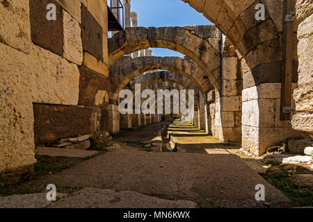 In der Mitte der alten Stadt von Smyrna Agora, das Raster in diesem Bereich deckt eine rechteckige Fläche, die im Einklang mit der Stadt zu planen. Der Hof sind Stockfoto