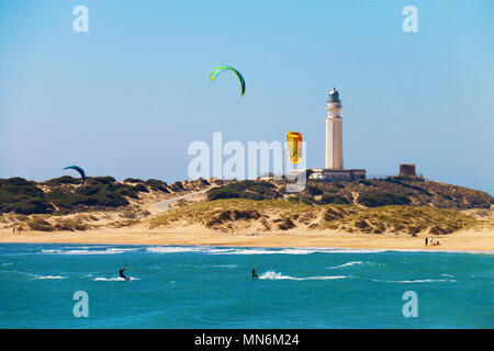 Leute, Kitesurfen am Strand von Los Caños de Meca, neben dem Leuchtturm von Trafalgar, an der Küste von Cadiz, Spanien Stockfoto