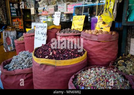 Gewürze und Kräuter auf Taschen in der Altstadt von Amman angezeigt Stockfoto