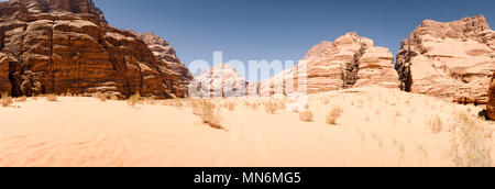 Wadi Rum ist ein landschaftlich Wüstental schneiden in den Sandstein und Granit Felsen und hat seinen Status als UNESCO-Weltkulturerbe Diese Südjordanischen Bereich ist eine remote und weitgehend unwirtlich Wahrzeichen geregelt Leben geführt. Die einzige ständige Bewohner sind mehrere tausend Beduinen Nomaden und Dorfbewohner. Stockfoto