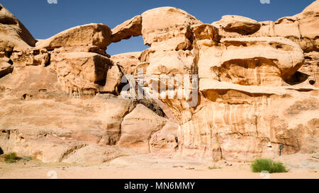 Dies ist der Rock Bridge von Um Fruth. Jabal Umm Fruth Rock Bridge ist eine von mehreren rock Brücken im Wadi Rum, Jordanien. Es hat einen spektakulären Rückgang auf beiden Seiten und ist ein beliebtes Ziel für energetische Touristen. Stockfoto