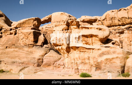 Dies ist der Rock Bridge von Um Fruth. Jabal Umm Fruth Rock Bridge ist eine von mehreren rock Brücken im Wadi Rum, Jordanien. Es hat einen spektakulären Rückgang auf beiden Seiten und ist ein beliebtes Ziel für energetische Touristen. Stockfoto