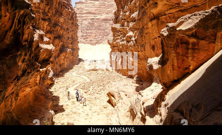 Touristische Abenteurer Trekking in einer Schlucht in der Wüste Stockfoto