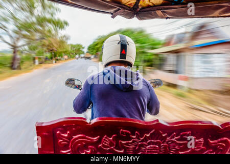 Reiten in ein Tuk-tuk, ein Motorrad mit Anhänger für den Transport von Passagieren, die De-facto-Taxi in Kambodscha und die meisten in Südostasien, Siem Reap, Kambodscha Stockfoto