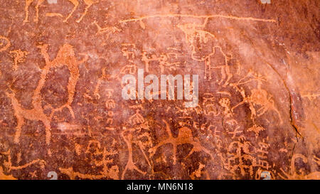 Alte Felszeichnungen von Camel auf Red Rock (Rock Carving) in einem Tal in den Sandstein und Granit im südlichen Jordanien Stockfoto