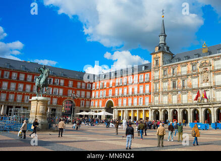 MADRID, Spanien - 07.November 2016: Menschen auf der Plaza Mayor mit der Statue des Königs Philips III in Madrid Stockfoto