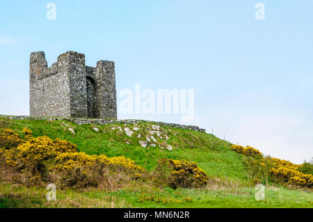 Die Audley Schloss, ein Turm aus dem 14. Jahrhundert Haus mit Blick auf Strangford Lough, Nordirland, und als Ort für Spiel der Throne. Stockfoto