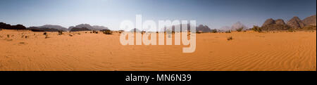 Panorama mit Allradantrieb, Foot Print und Kamele in der Wüste Wadi Rum mit Sandstein Formationen Hintergrund Stockfoto