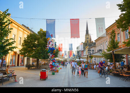 NOVI SAD, Serbien - 26. AUGUST 2017: Menschen gehen in der Altstadt von Novi Sad. Novi Sad ist die zweitgrößte Stadt in Serbien. Stockfoto