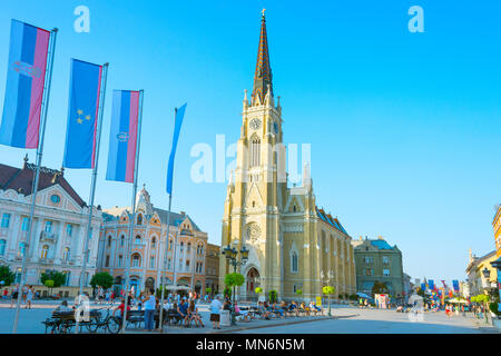NOVI SAD, Serbien - 26. AUGUST 2017: Menschen am Platz der Freiheit. Novi Sad ist die zweitgrößte Stadt in Serbien. Stockfoto