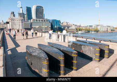 Starke defensive Metall Poller auf dem Fußweg an der London Bridge, die nach dem London Bridge Terroranschlag vom 01/06/2017 Stockfoto