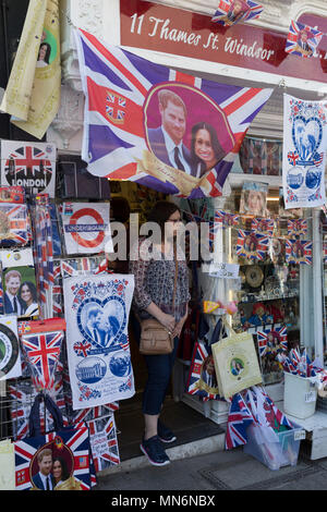 Königliche familie Souvenirs und Waren zum Verkauf in einem touristischen Geschenk Shop Fenster wie der königlichen Stadt Windsor wird fertig für die königliche Hochzeit zwischen Prinz Harry und seine amerikanischen Verlobten Meghan Markle, am 14. Mai 2018 in London, England. Stockfoto