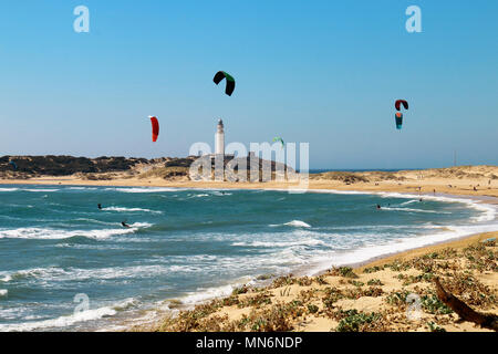 Leute, Kitesurfen am Strand von Los Caños de Meca, neben dem Leuchtturm von Trafalgar, an der Küste von Cadiz, Spanien Stockfoto