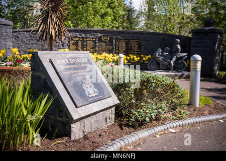 Gedenktafel am Eingang des Joey Dunlop Memorial Garden, Ballymoney, Nordirland Stockfoto